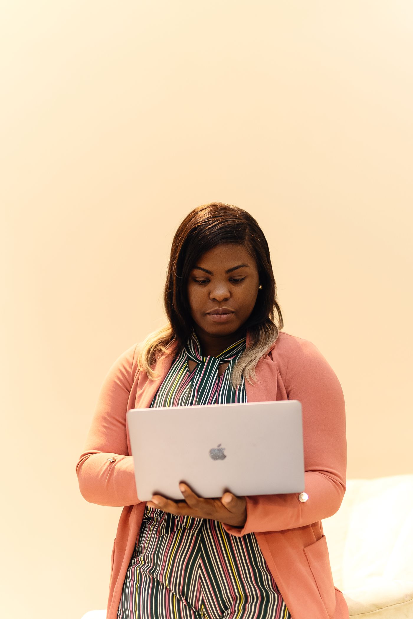 Professionnelle africaine analysant les données d'un audit SEO