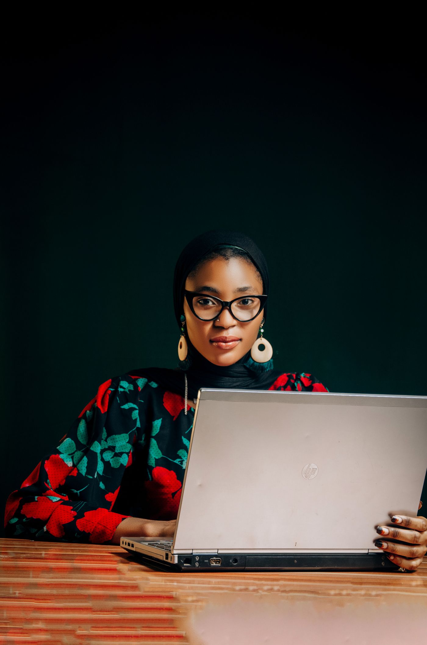 Entrepreneure africaine préparant le budget de son site web professionnel