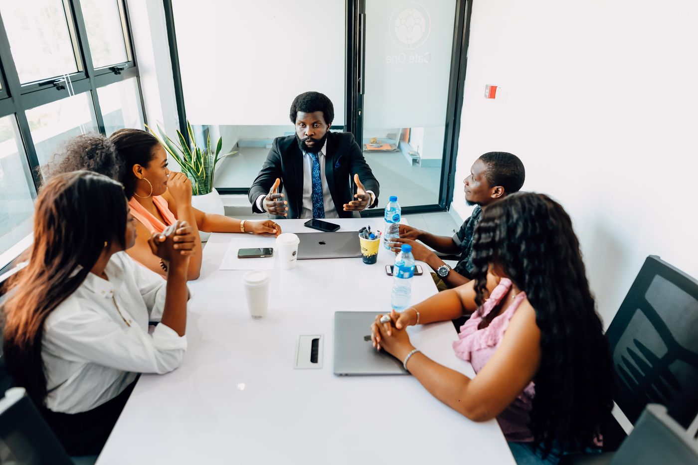 Équipe africaine réunie pour prioriser une stratégie SEO