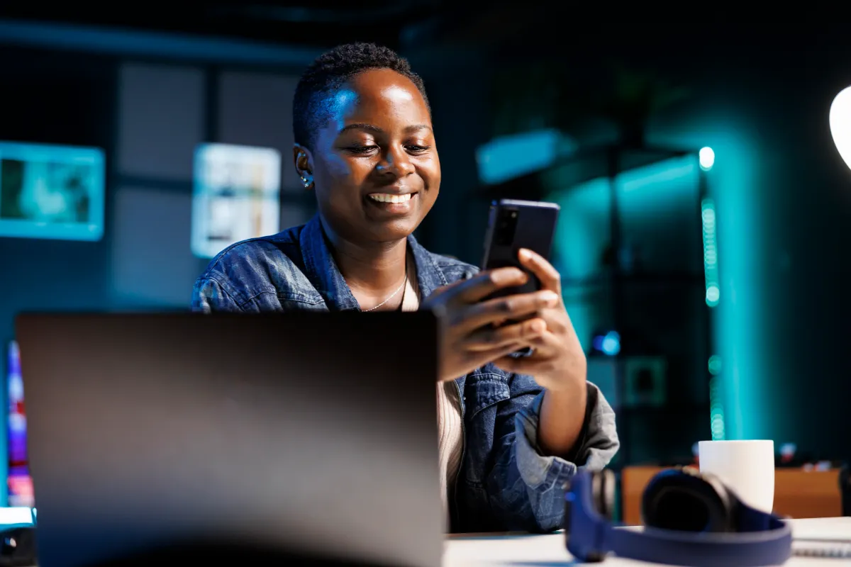 Equipe analysant une strategie digitale pour une entreprise africaine