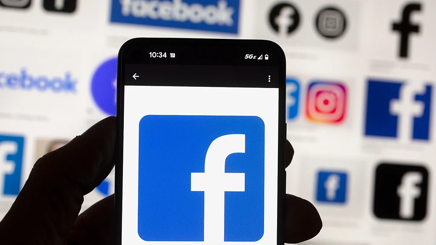 Application Facebook sur smartphone pour illustrer la génération de leads avec Facebook Ads en 2026