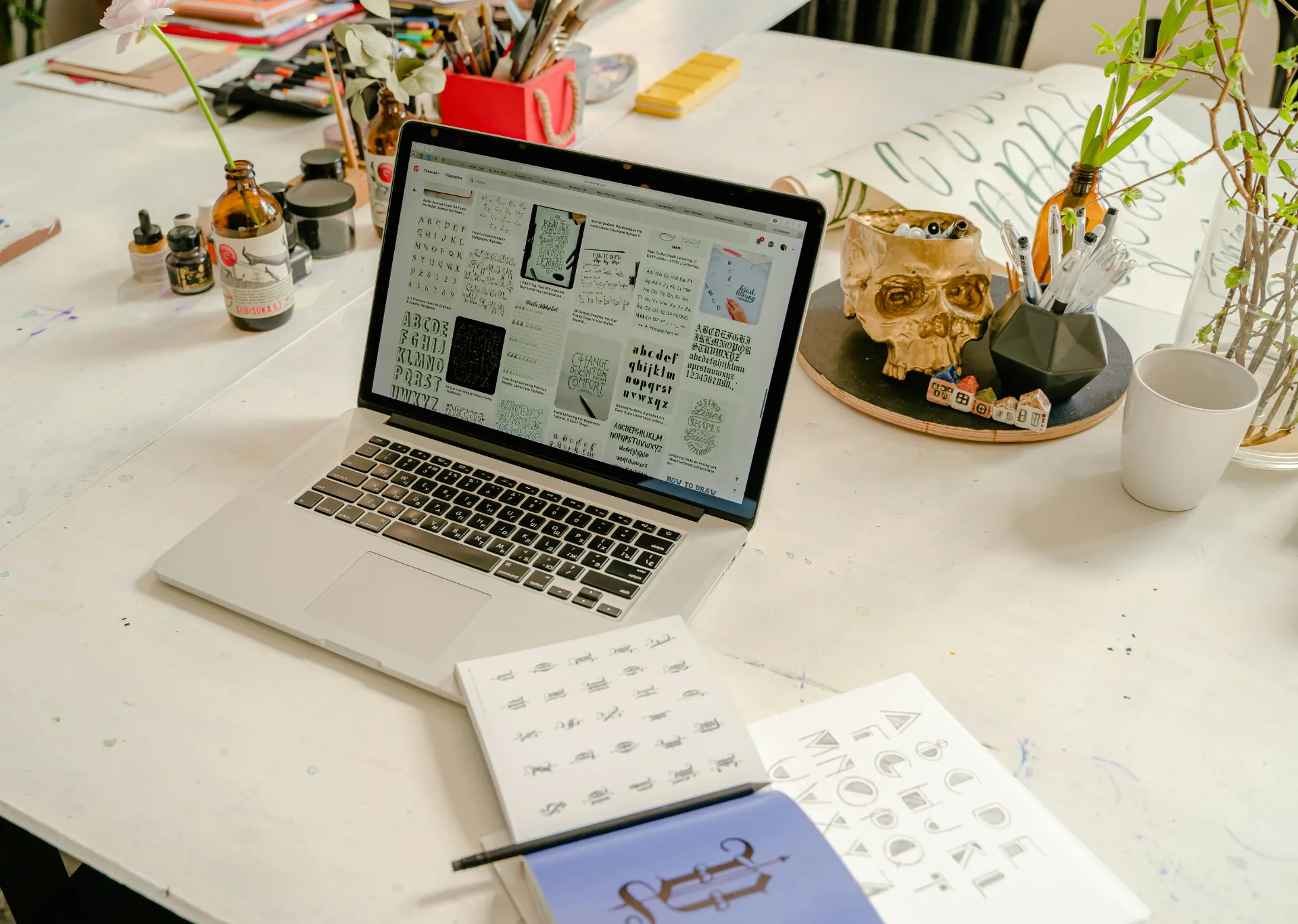 Poste de travail créatif illustrant la conception d'un MVP pour une plateforme SaaS