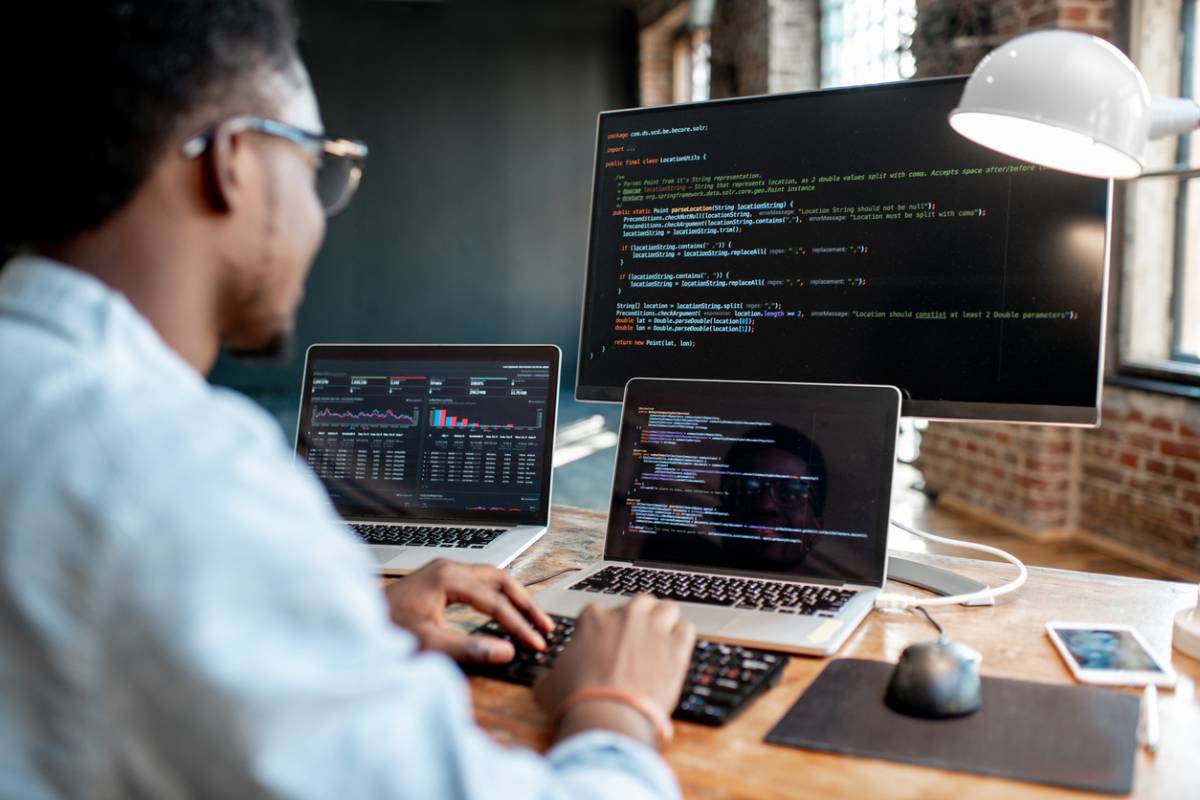 Développeur travaillant sur un logiciel sur mesure pour digitaliser les processus d'une entreprise
