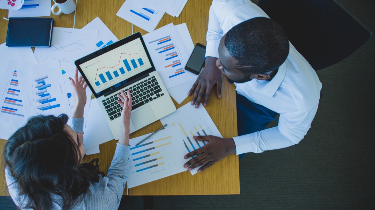 Équipe analysant des indicateurs marketing pour piloter l'acquisition digitale d'une PME