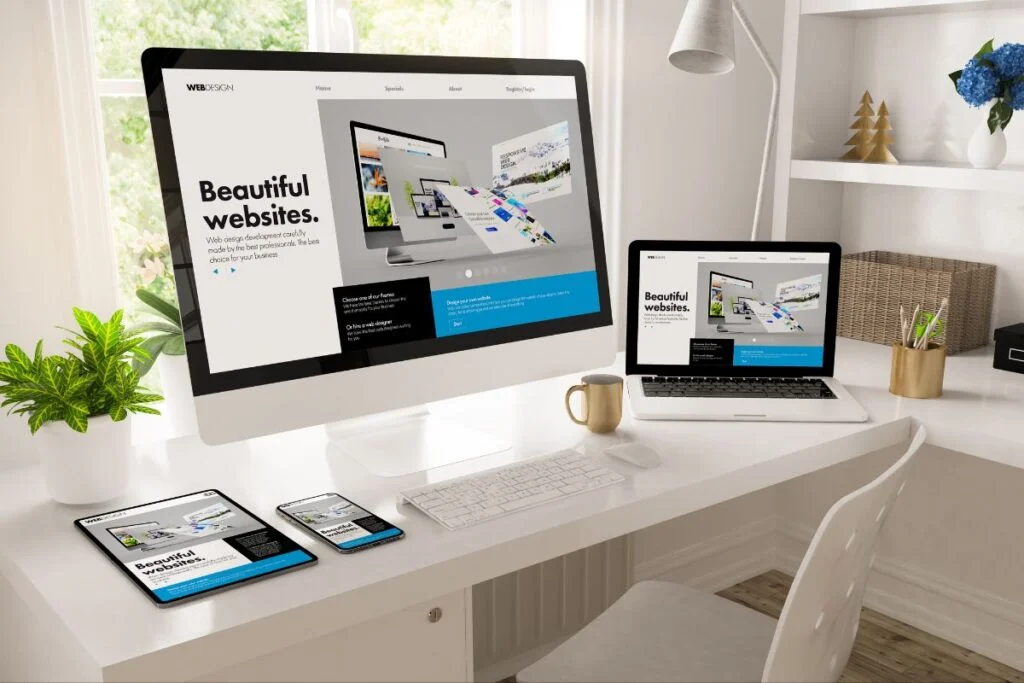 Site web responsive affiché sur ordinateur, tablette et smartphone pour choisir entre vitrine et e-commerce