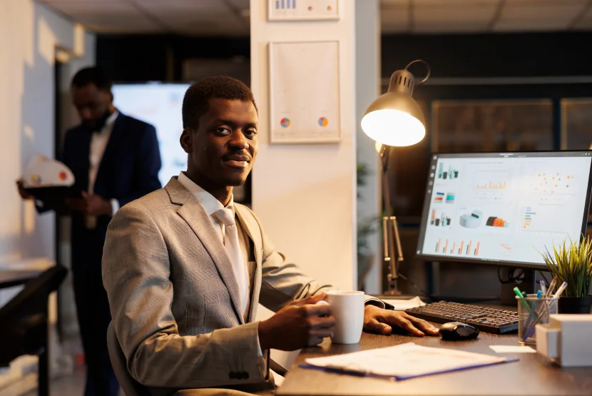 Professionnel africain construisant une stratégie digitale à partir de données marketing