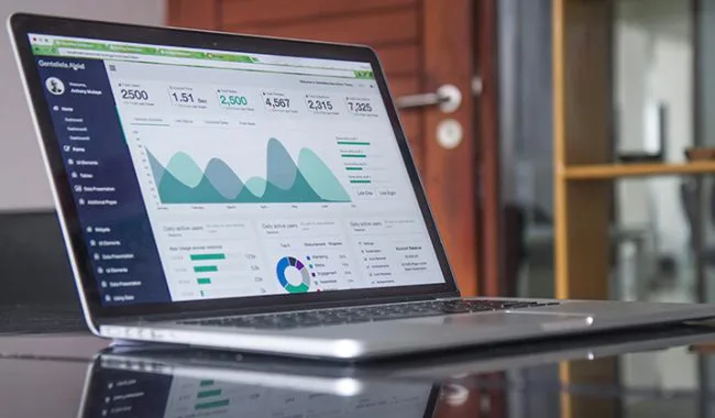 Tableau de bord marketing digital utilisé pour suivre les performances d'une stratégie digitale