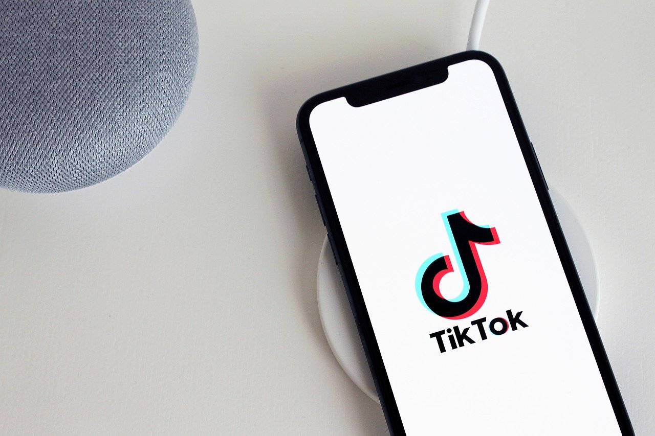 Logo TikTok affiché sur smartphone pour illustrer une campagne TikTok Ads
